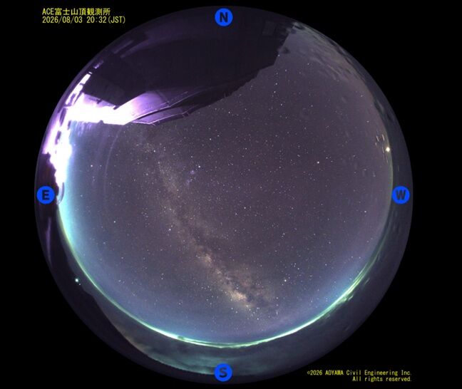 Image for the Tweet beginning: 【8月3日 20時30分ごろ🗻🌌】

富士山頂の全天球カメラには、早くも天の川が映っています！
山頂ならではの、満天の星空をぜひご覧ください。

イマフジのトップページからご覧いただけます👇
 

#富士山 #天の川 #星空